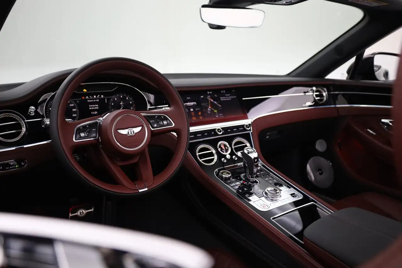 Bentley Continental GTC 2024 — фото 16