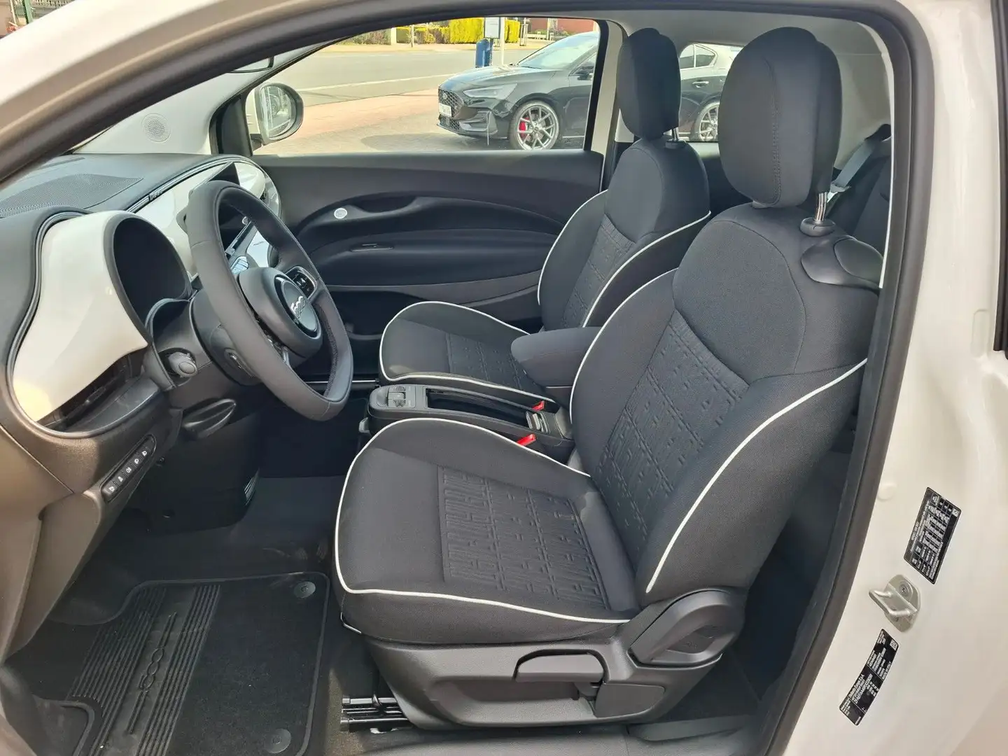 Fiat 500e Neuwagen  Style Paket Komfort Paket Navi Bílá - 2