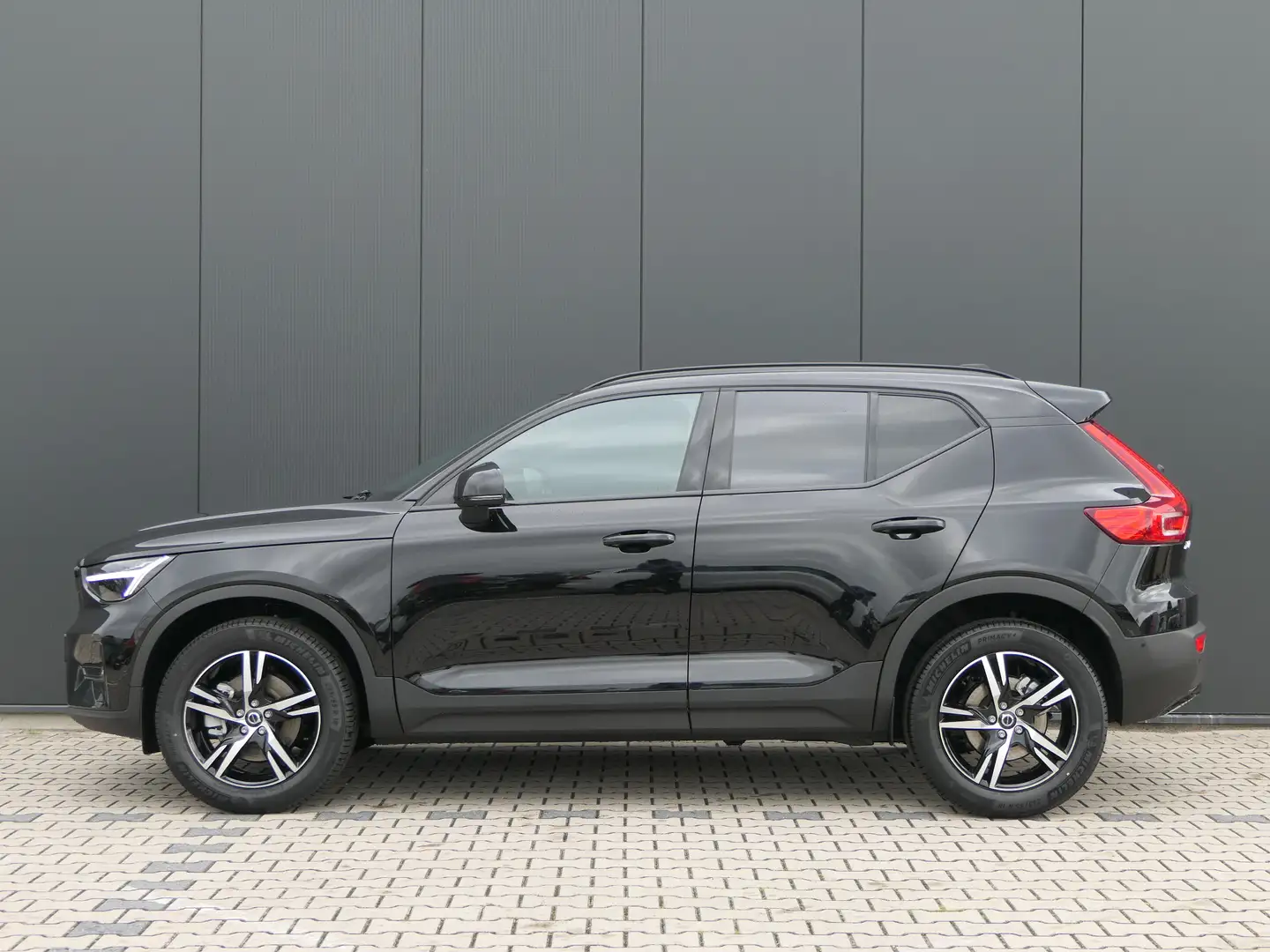 Volvo XC40 2.0 B4 Plus Dark | Panoramadak | 360 Camera | Verw Nero - 2