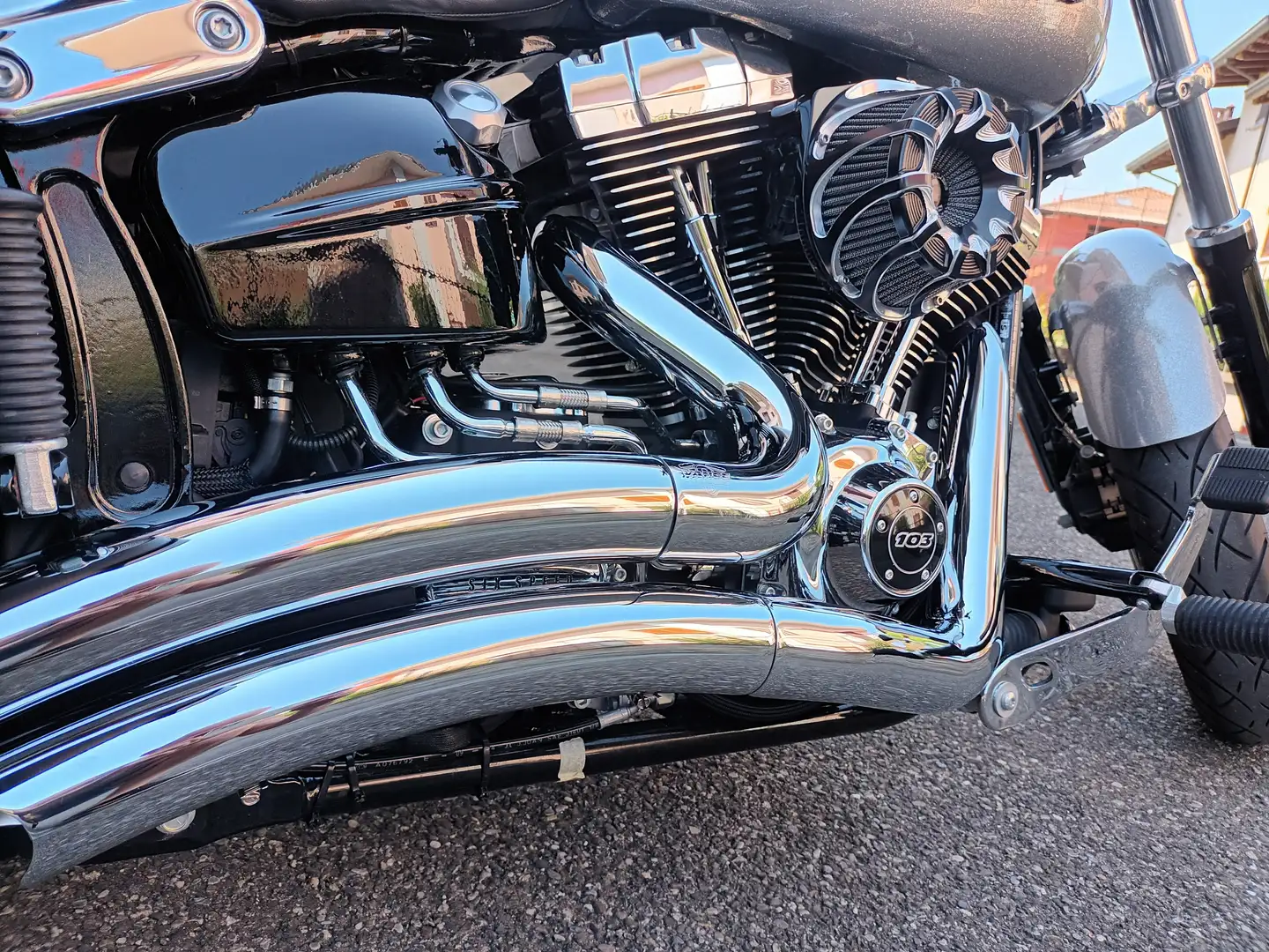 Harley-Davidson Breakout 103 srebrna - 1