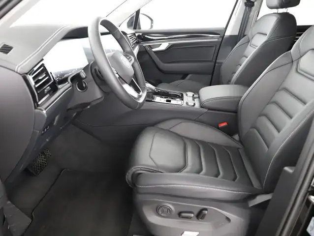 Volkswagen Touareg view 9