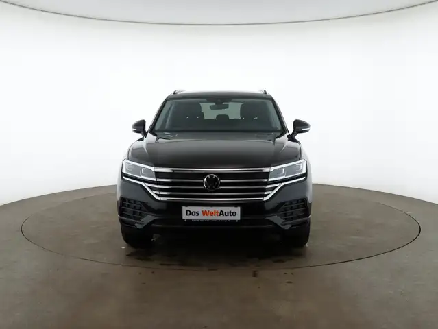 Volkswagen Touareg view 3