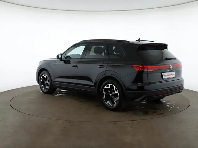 Volkswagen Touareg view 5