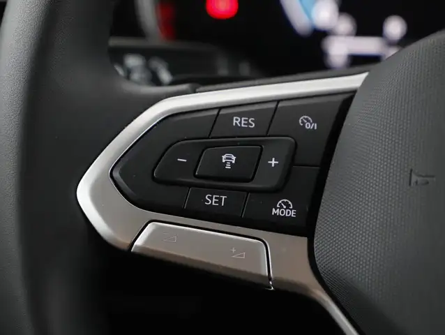 Volkswagen Touareg view 14