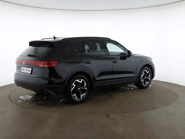 Volkswagen Touareg view 4