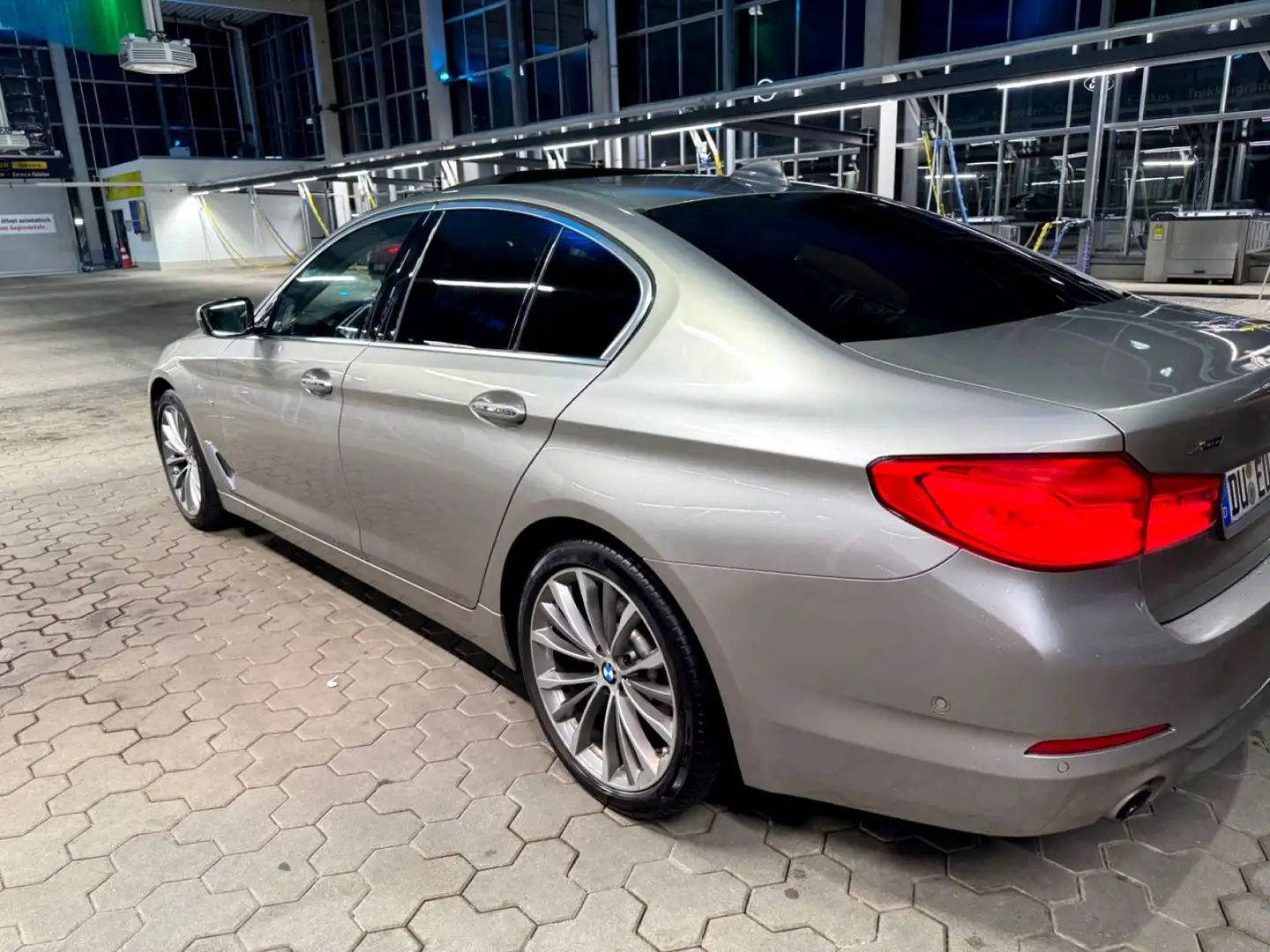 BMW 530 530i xDrive Aut. srebrna - 2