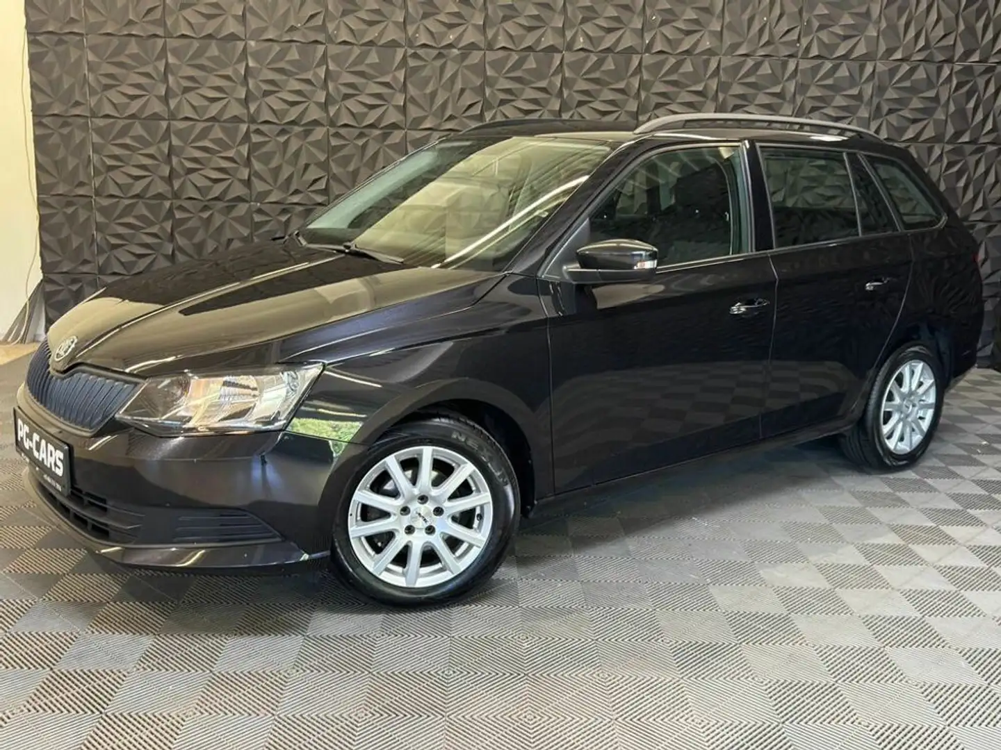 Skoda Fabia 1.0 MPI Active Zwart - 2