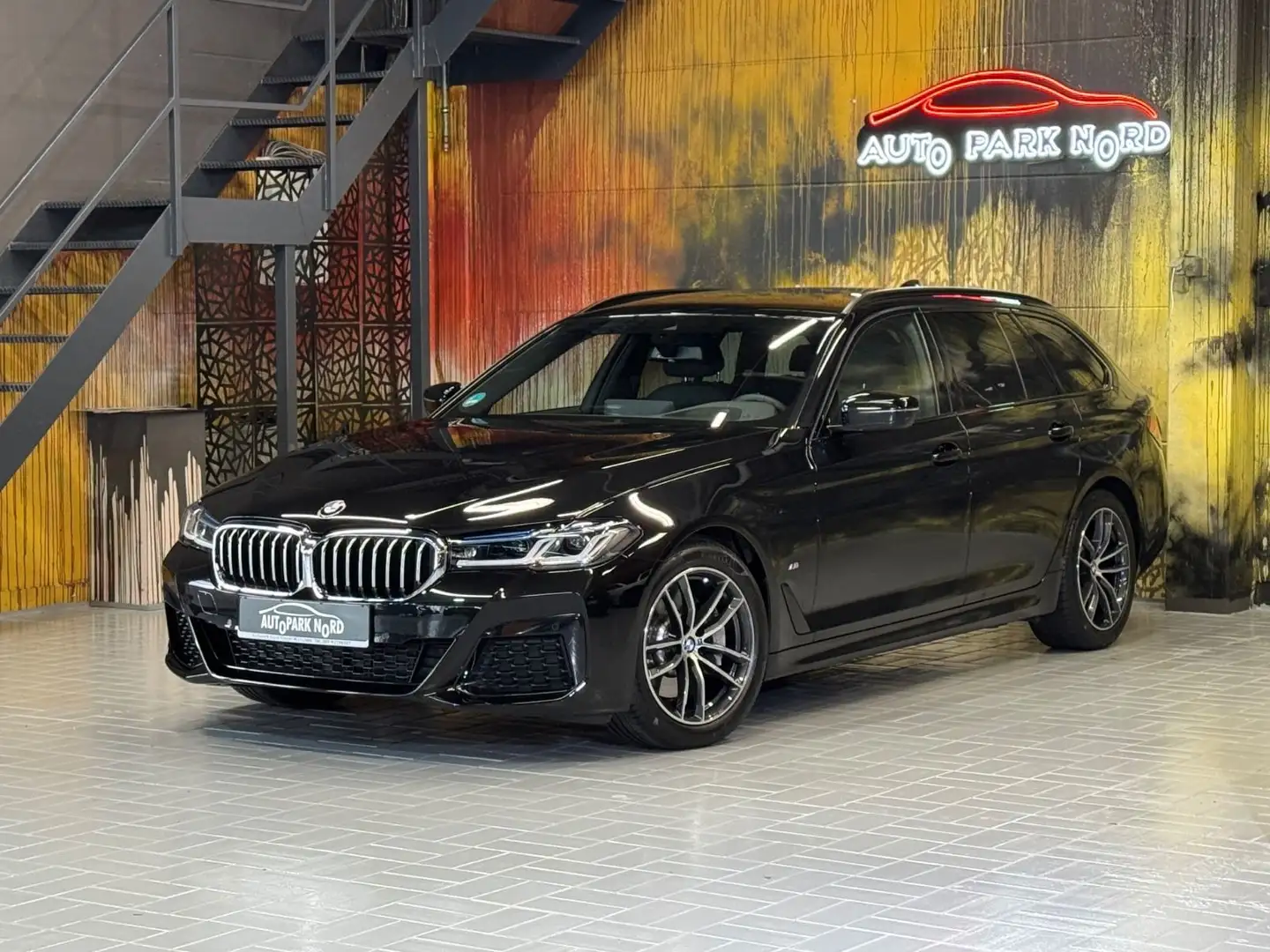 BMW 530 i M Sport~LEDER~KAMERA~LASER~AHK~HEADUP~ Noir - 1
