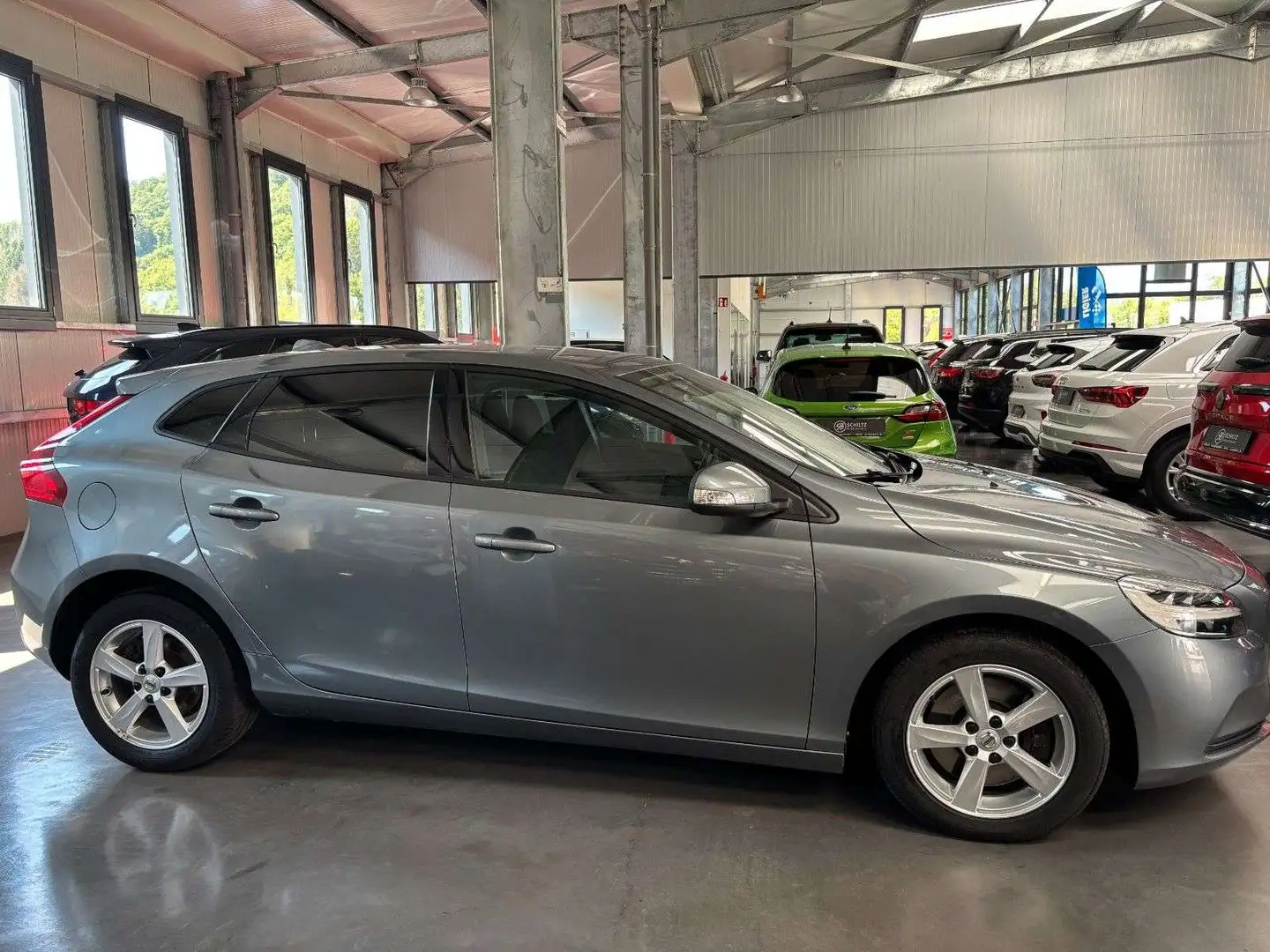 Volvo V40 2.0 Kinetic Gris - 2