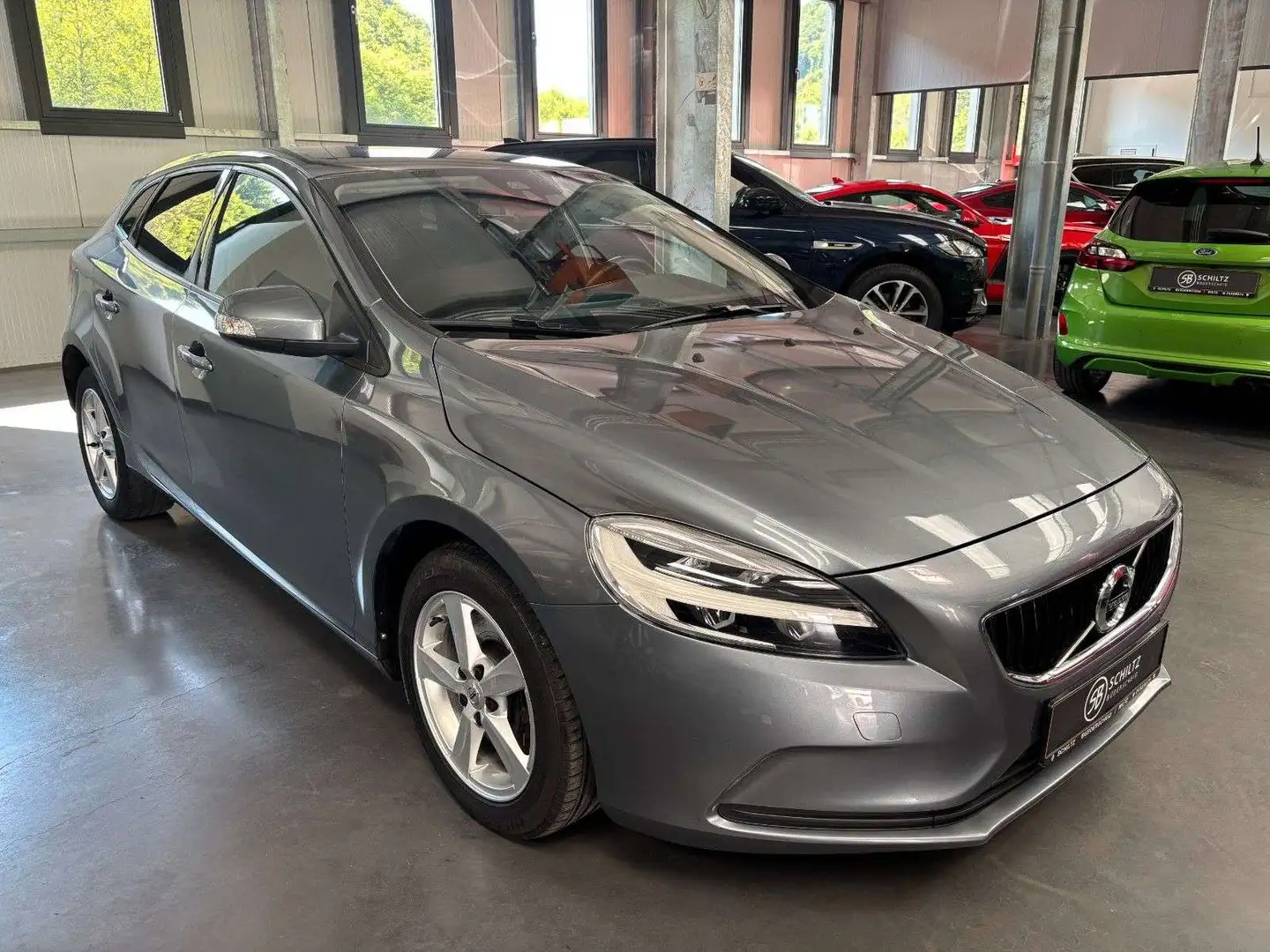 Volvo V40 2.0d Kinetic Gris - 1
