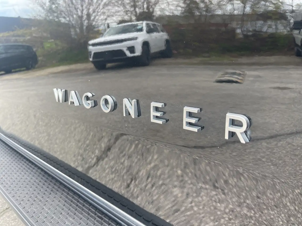 Jeep Wagoneer снимка Jeep Wagoneer