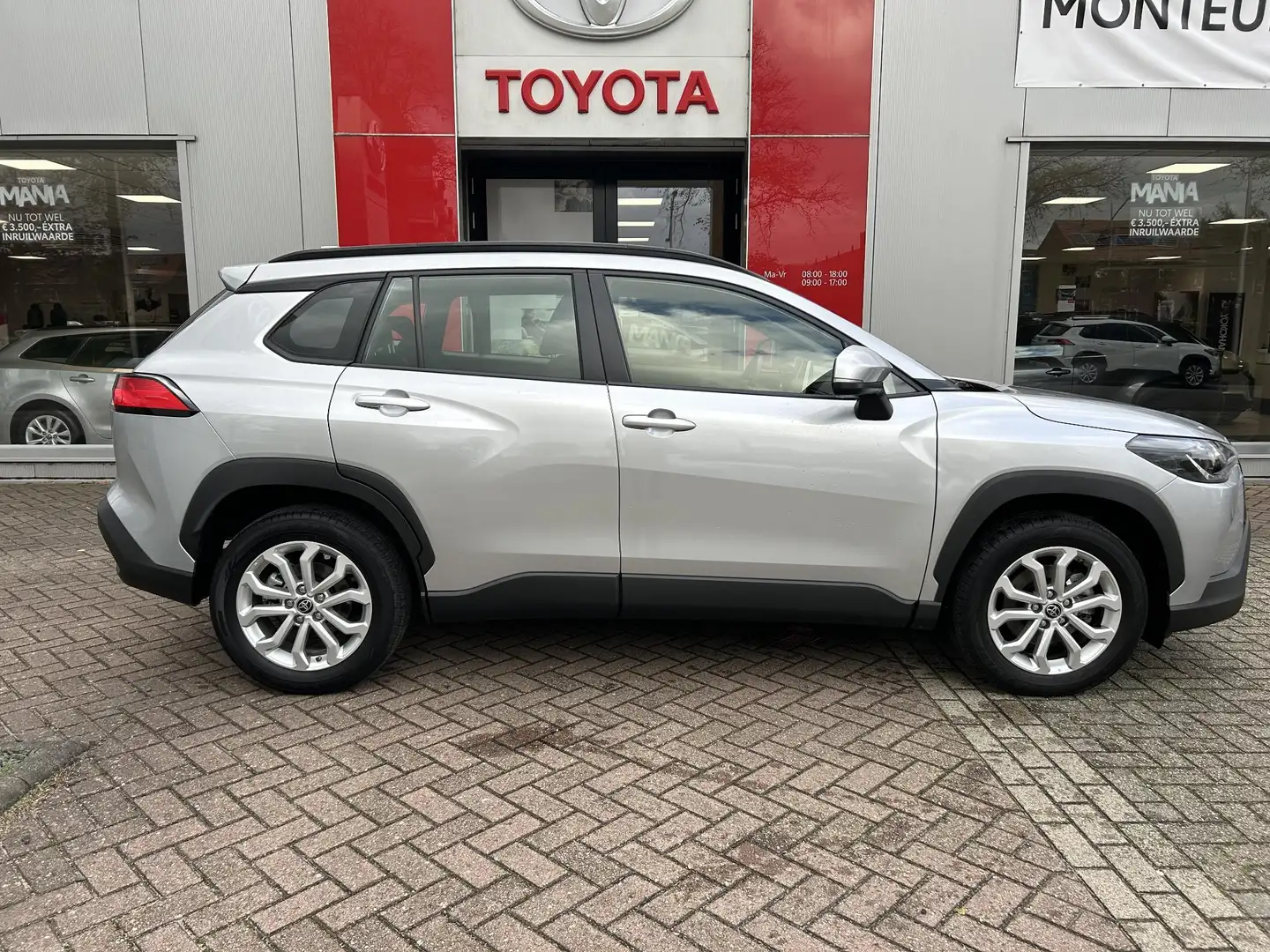 Toyota Corolla Cross Hybrid 140 Active Grijs - 2