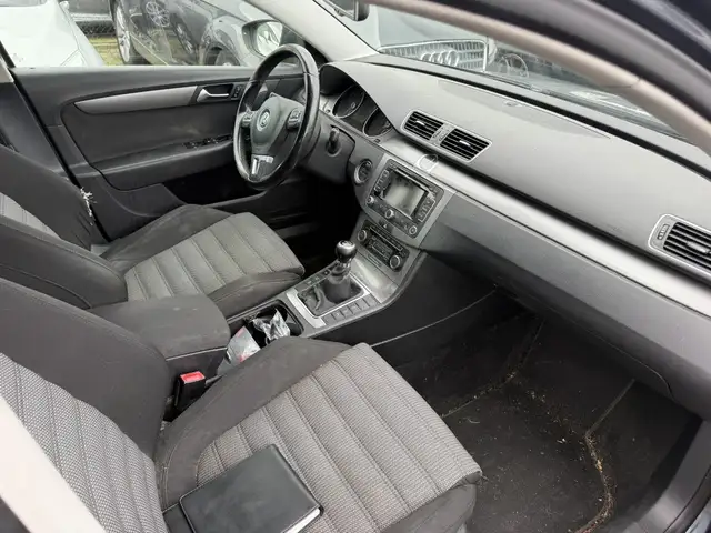 Volkswagen Passat view 2