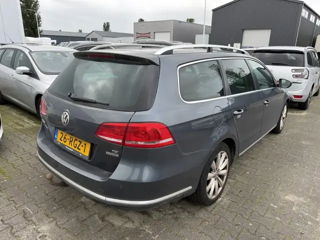 Volkswagen Passat view 3