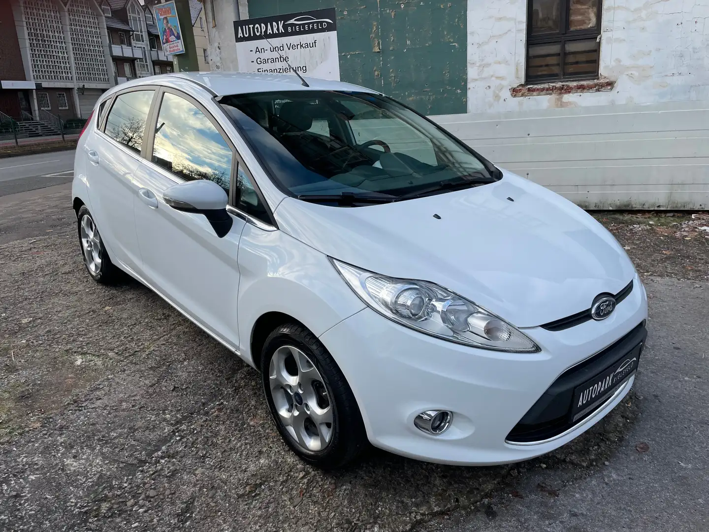 Ford Fiesta 1.4 Titanium / 2.Hand /Klimaauto. /Zahnriemen gew. Blanc - 1