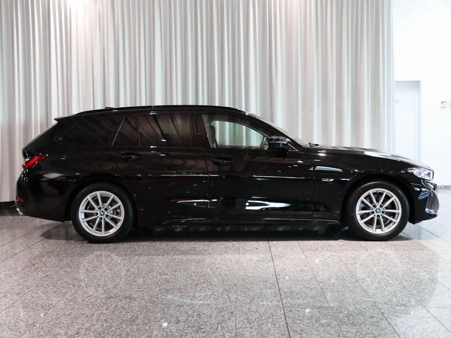 BMW 330 e xDrive Touring HarmKar Adp.LED 360° AHK DrivAssP Schwarz - 2