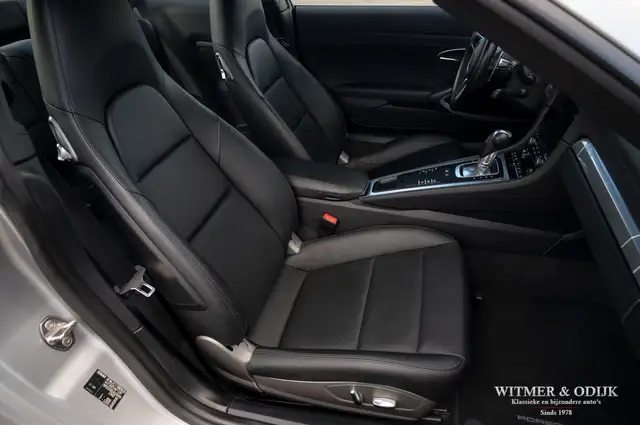 Porsche 911 view 6