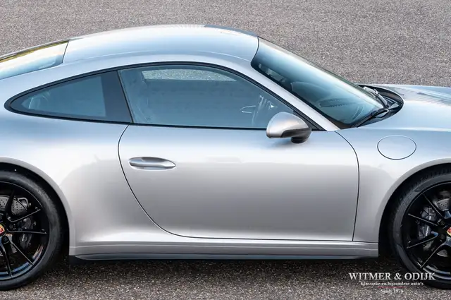 Porsche 911 view 23