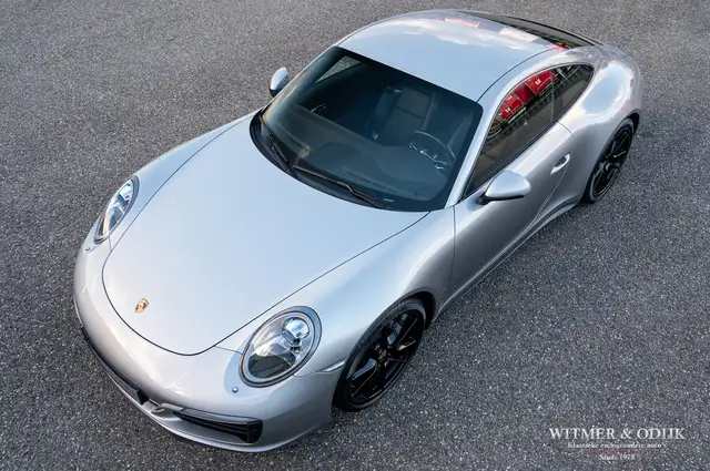 Porsche 911 view 7