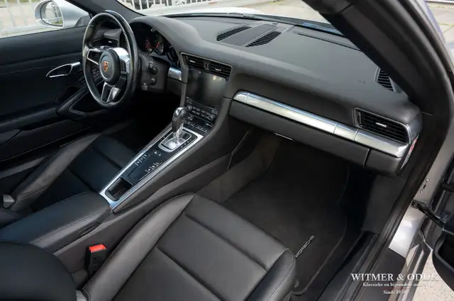 Porsche 911 view 11