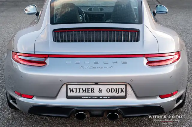 Porsche 911 view 22