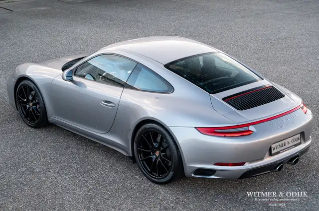 Porsche 911 view 2
