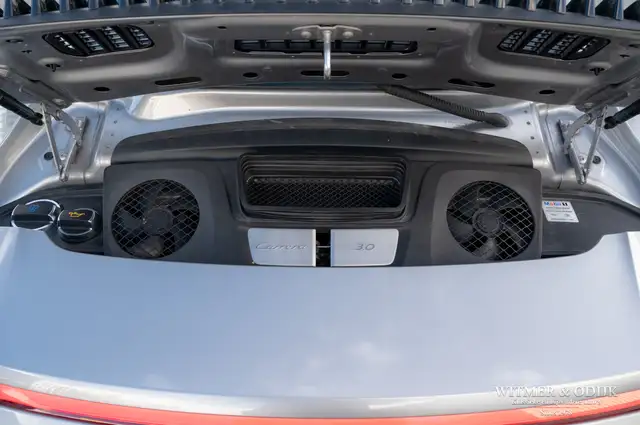Porsche 911 view 4