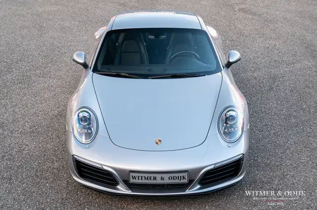 Porsche 911 view 3