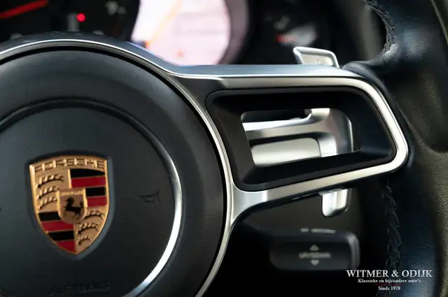 Porsche 911 view 13