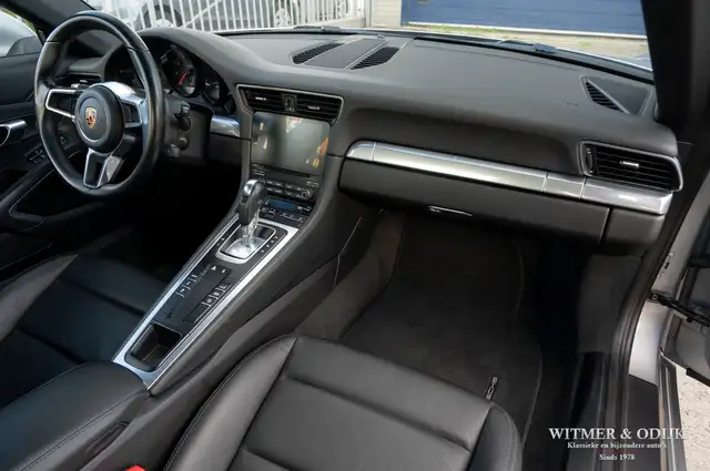 Porsche 911 view 12
