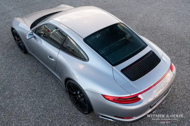 Porsche 911 view 8