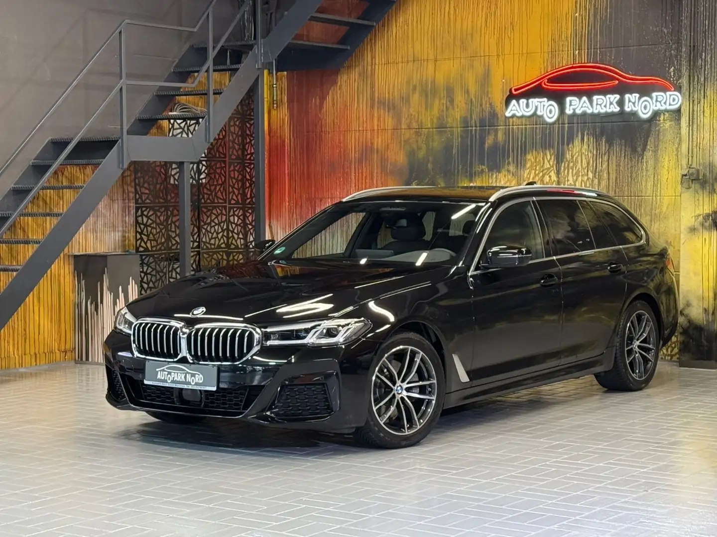 BMW 520 d Touring xDrive M Sport Aut. LED~KAMERA~ Black - 1