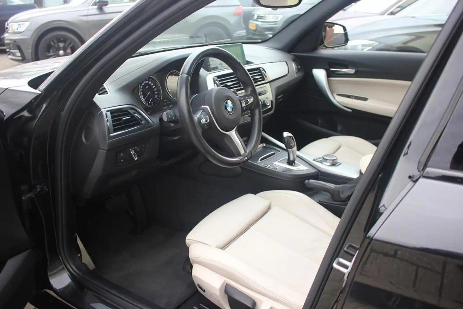 BMW 118 1-Serie 118i High Executive M Sport | Glasdak | Na Zwart - 2
