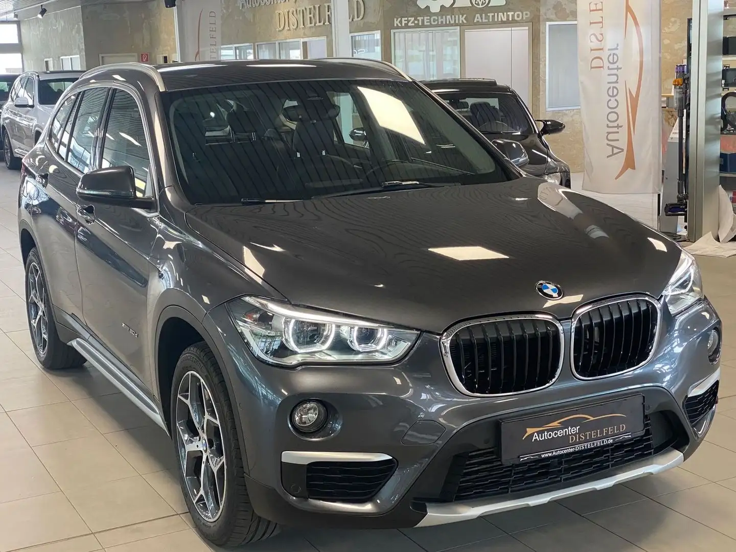 BMW X1 xDrive 20d xLine H&K PDC Navi AHK Automat. Grau - 1
