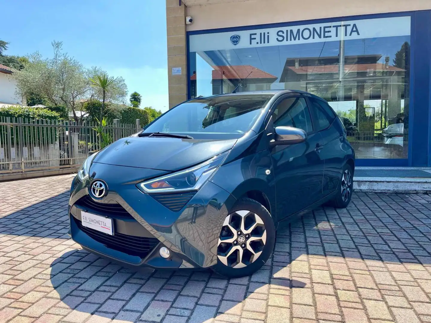 Toyota Aygo 1.0 VVT-i 72 CV 5 porte x-play Grigio - 1