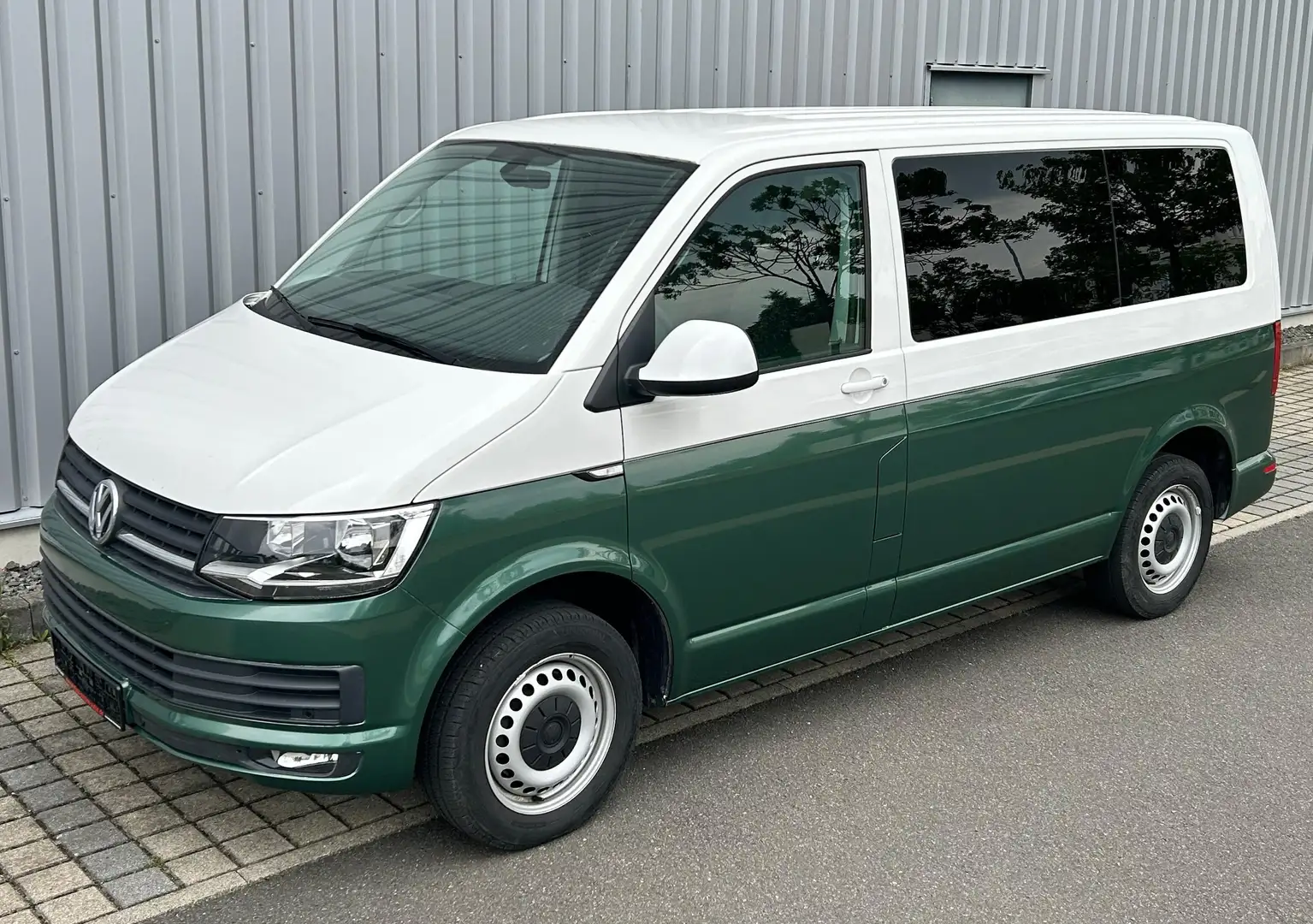 Volkswagen T6 Multivan 2,0 TDI *BI-COLOR *INSP.+TÜV NEU *GARANTIE+FIN. Grün - 1