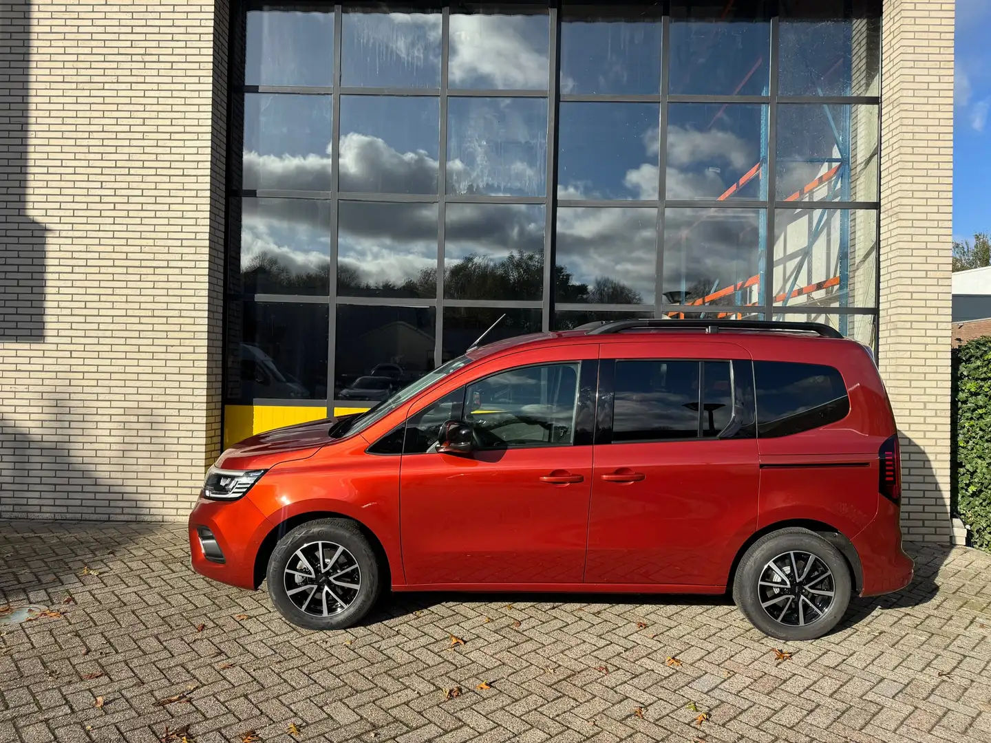 Renault Kangoo 130PK Full option, Adaptieve Cruise, PDC & Camera, Oranje - 2