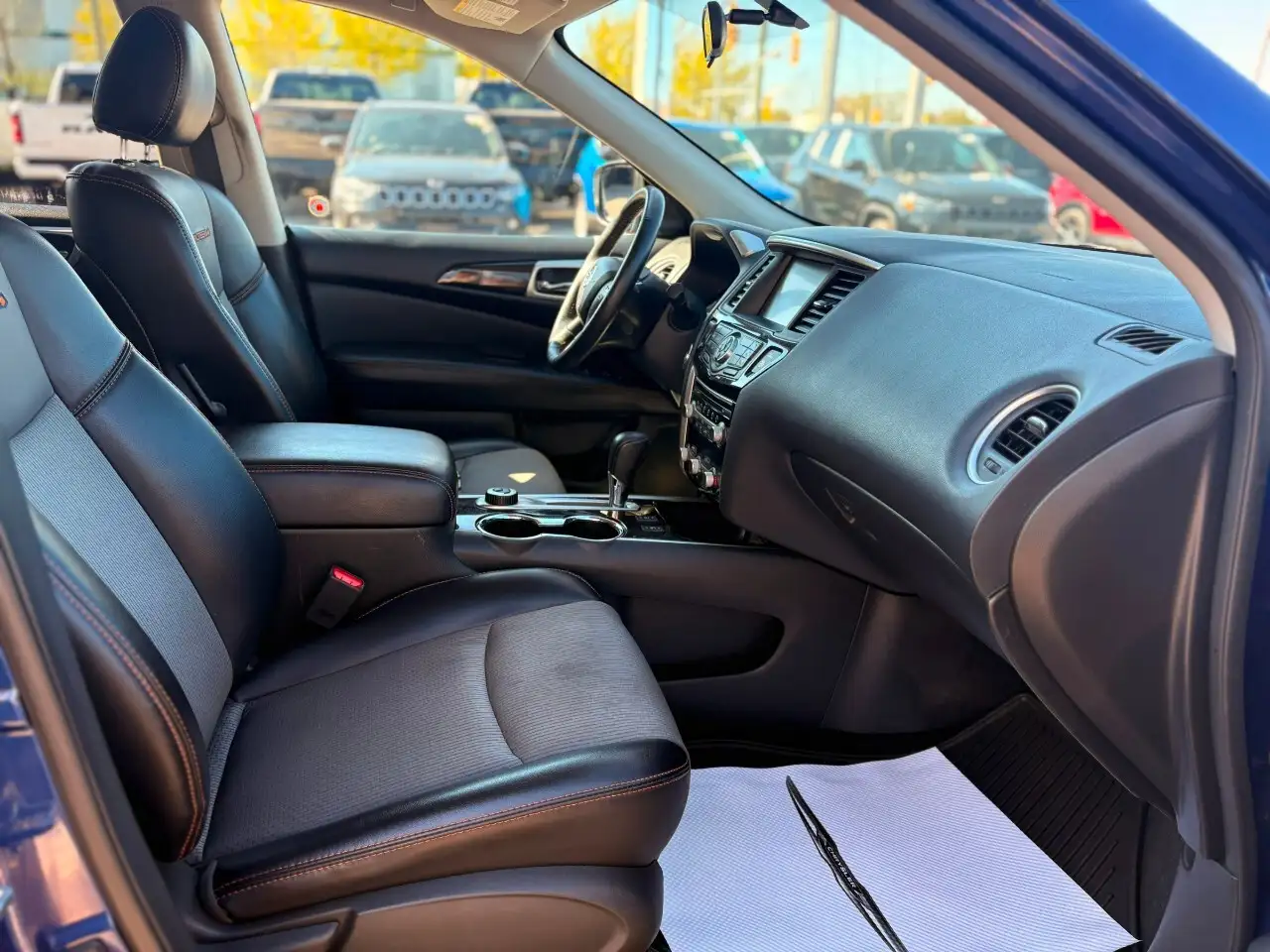 Nissan Pathfinder снимка Nissan Pathfinder
