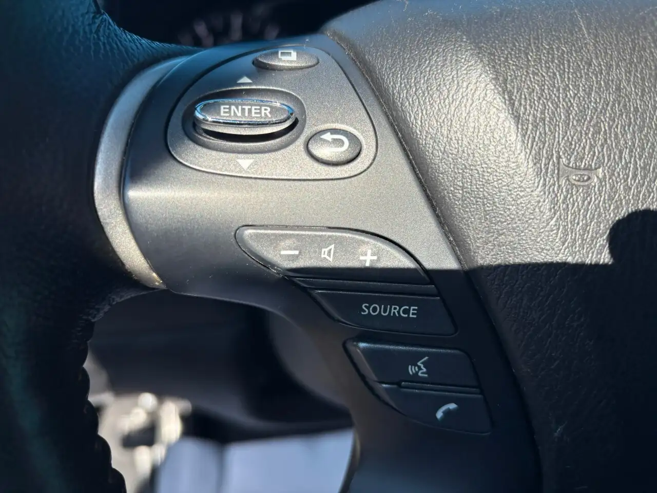 Nissan Pathfinder снимка Nissan Pathfinder