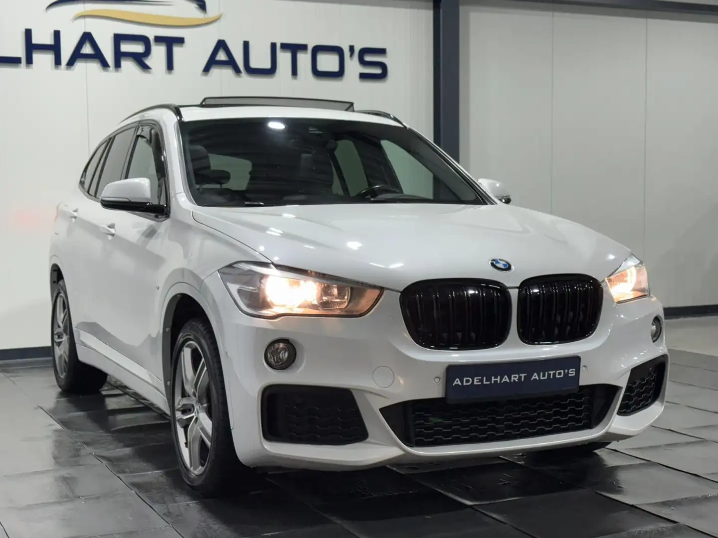 BMW X1 SDrive18i Executive M Sport Automaat / Panorama da Weiß - 2
