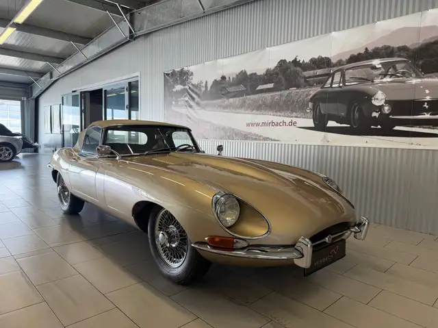Jaguar E-Type view 6