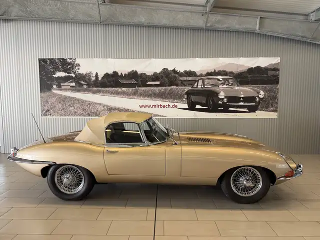 Jaguar E-Type view 7