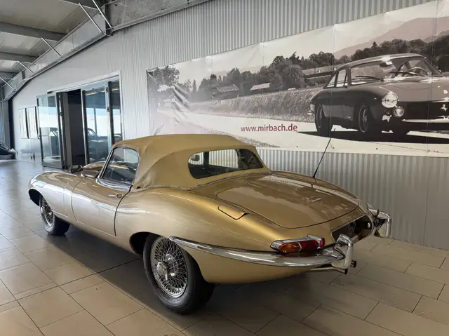 Jaguar E-Type view 11