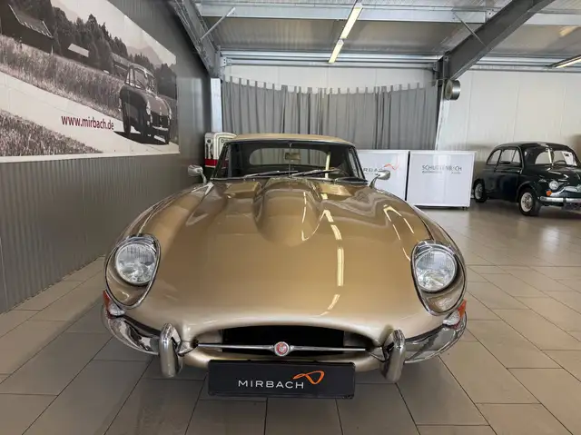 Jaguar E-Type view 5