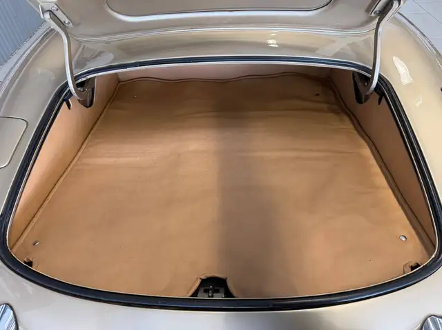Jaguar E-Type view 10
