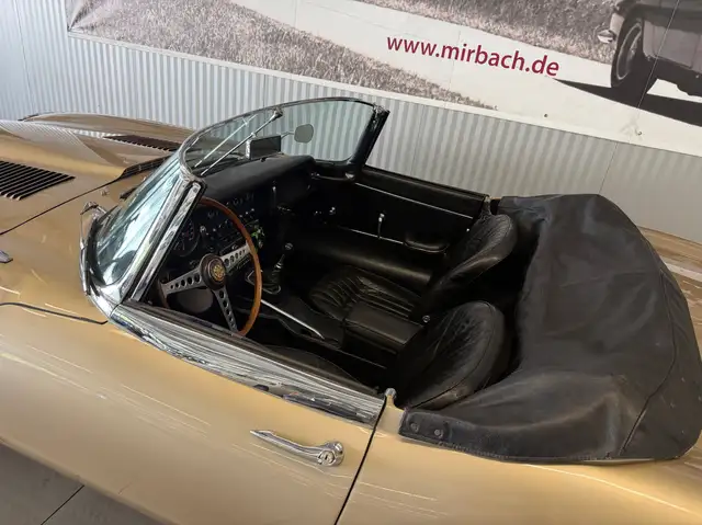Jaguar E-Type view 12