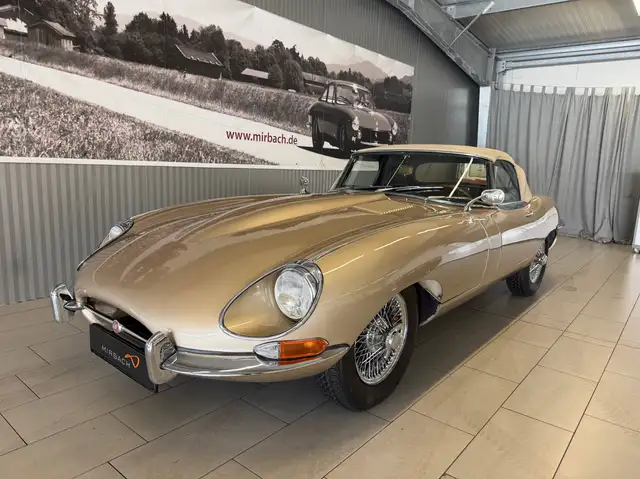 Jaguar E-Type view 4