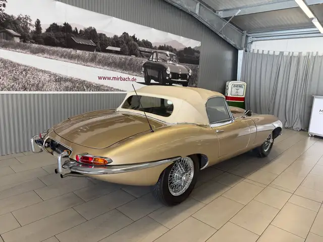 Jaguar E-Type view 8