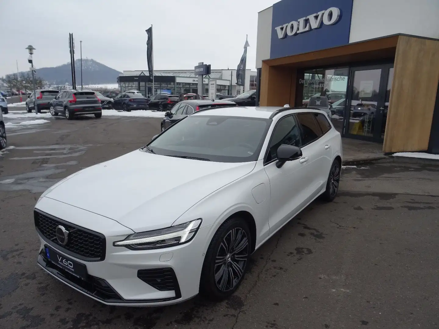 Volvo V60 Kombi T6 Plus Dark Plug-In Hybrid AWD Weiß - 1