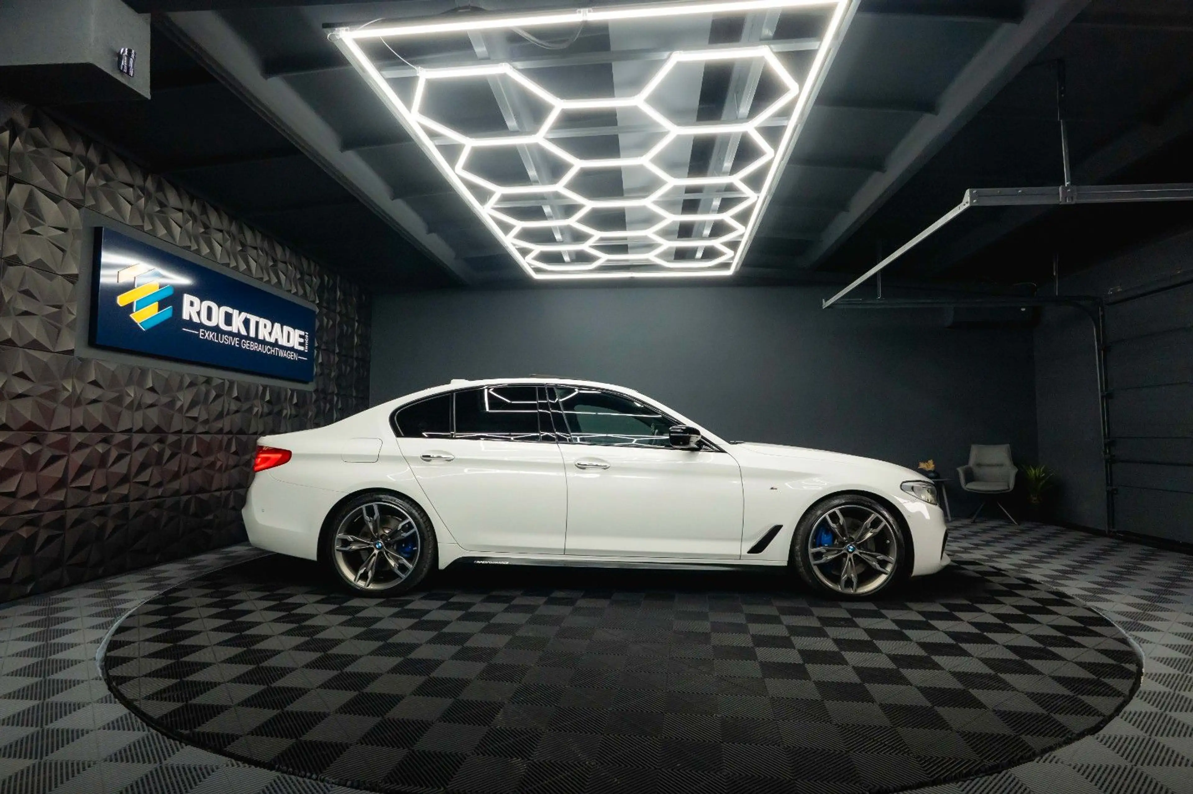 BMW 550 i xDrive M-Performance Shadow *ACC*LED*360* — photo 10
